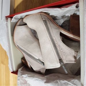 Selling brand new Donald pliner heel shoes size 8. Rich creamy leather